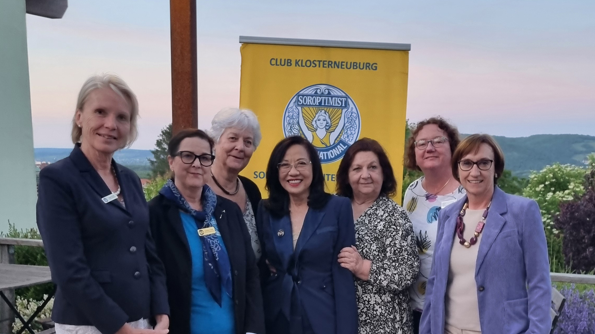 Siew Yong Gnanalingam mit den Klosterneuburgerinnen – © SI Club Klosterneuburg