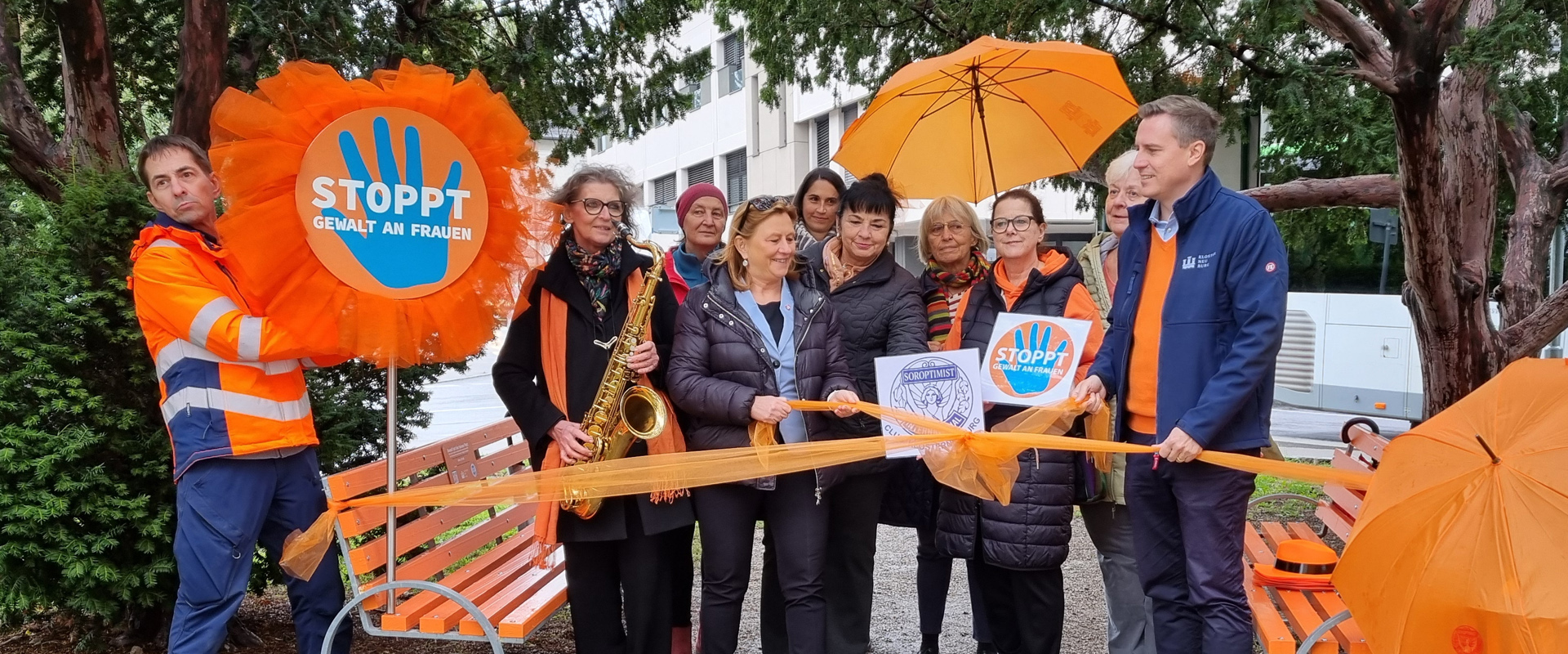 Orange Parkbänke in Klosterneuburg