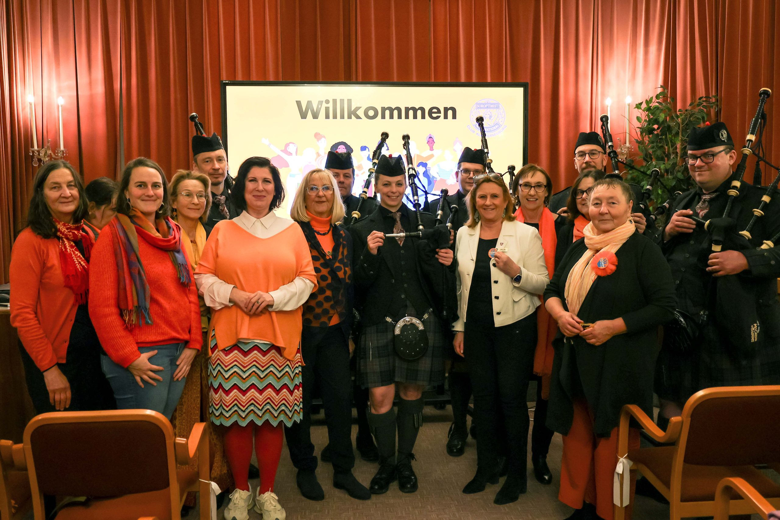 Vizebürgermeisterin Maria T. Eder (6.v.r.) mit Island-Kennerin Eleonore Gudmundsson (6.v.l.), Initiatorin Monika Stahl sowie Moderatorin Ruth Strehl (r. & l. daneben), den Gemeinderätinnen Christiane Karg (3.v.l.) und Ulrike Kobrna (2.v.r.), den Soroptimistinnen und der „Austrian Pipe Society“ im großen Saal des Rathauses Klosterneuburg.